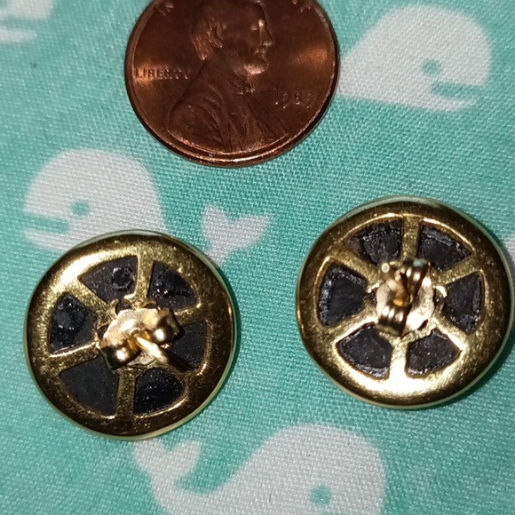 Large Dome cut Onyx and 14 karat gold stud earrings. - Picture 6 of 6